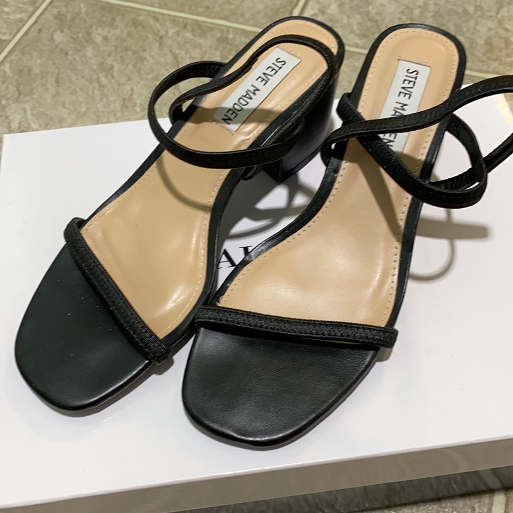STEVEN MADDEN block heel, elastic straps sandal